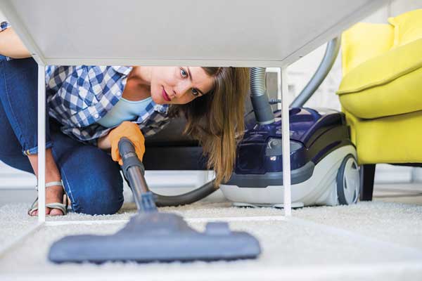 femme qui passe l'aspirateur