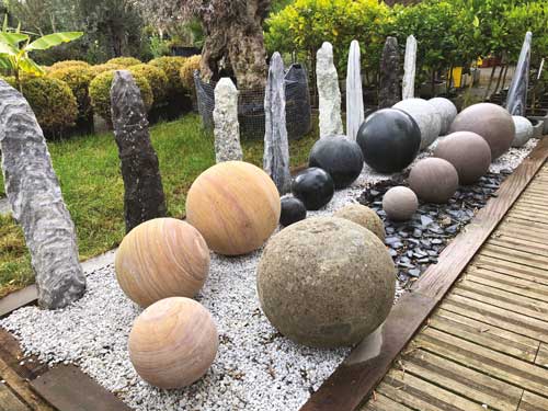 boules en pierre gravier blanc ardoise monolithes jardi creation pins justaret 