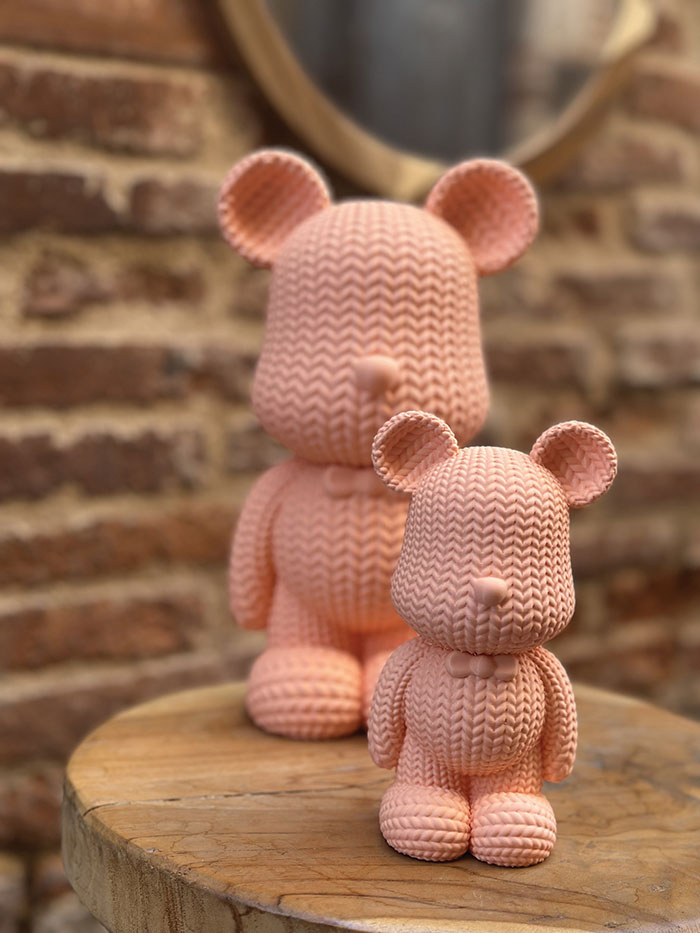 Deux ours en plastique rose.