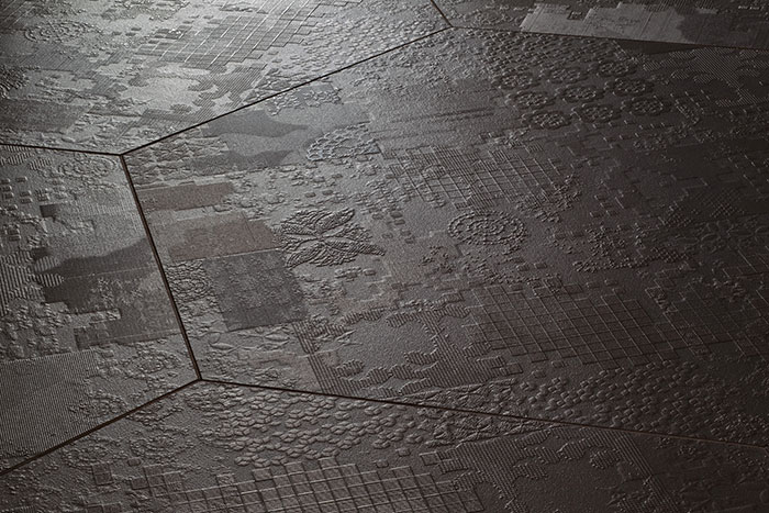 Focus sur un carrelage sombre et orné de motifs abstraits