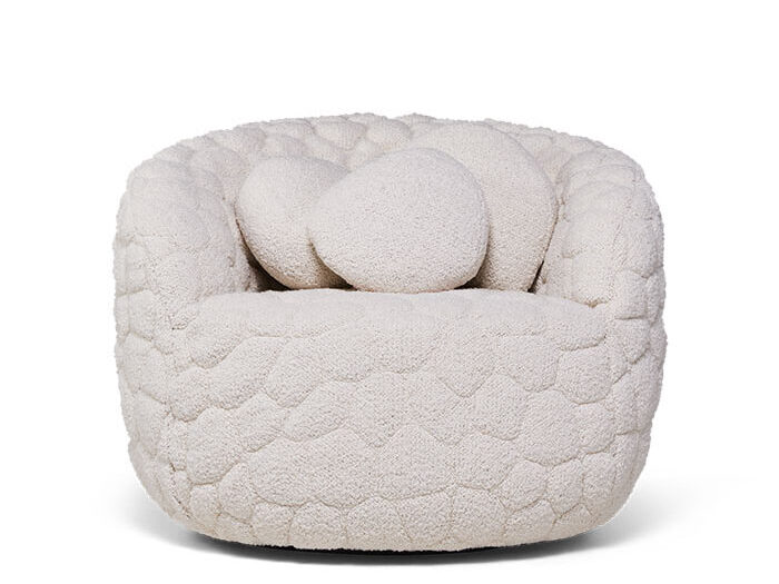 Fauteuil à l'aspect confortable et de couleur beige