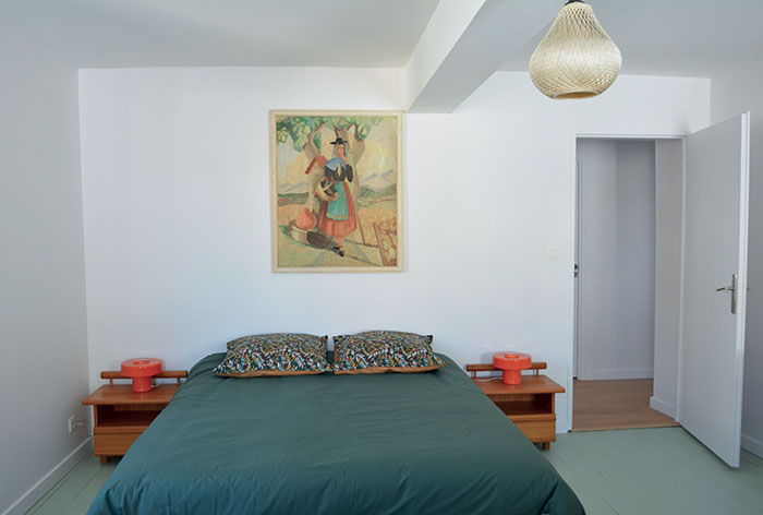 Lit avec chevets retros