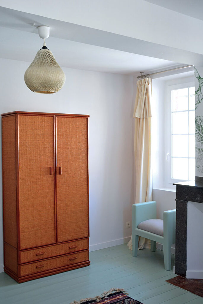 Chambre avec armoire