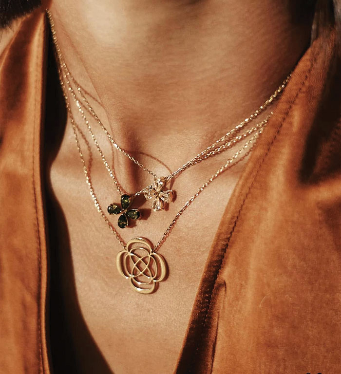 pendentifs autour du cou d'une femme